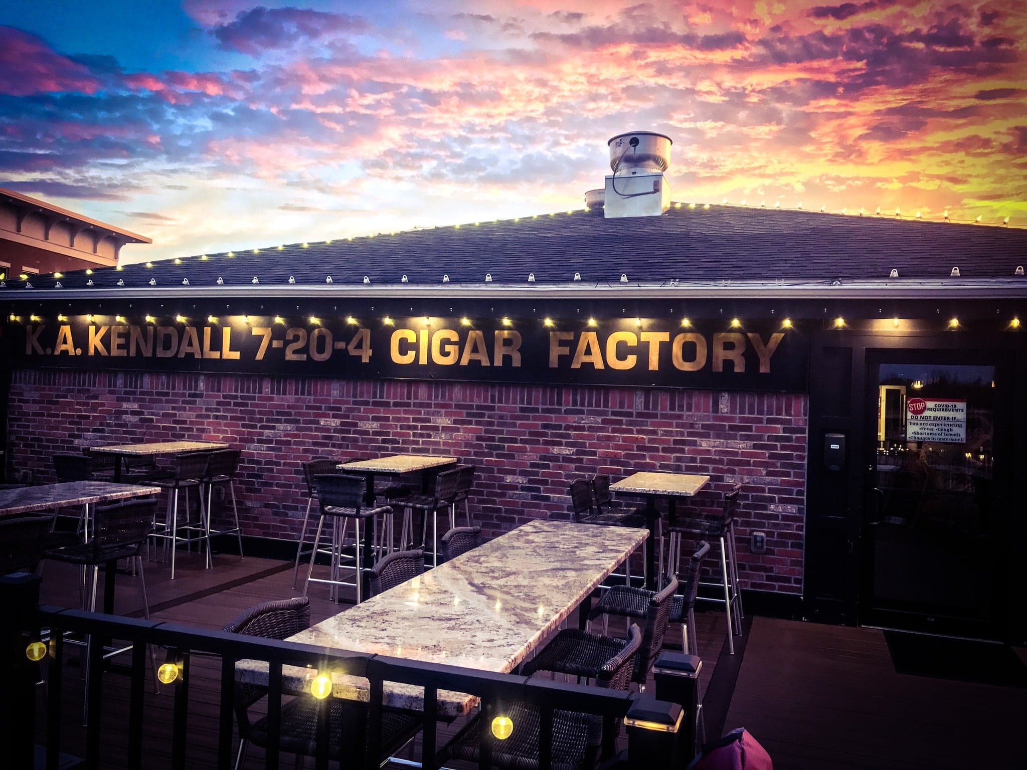 Twins Smoke Shop & 7-20-4 Lounge