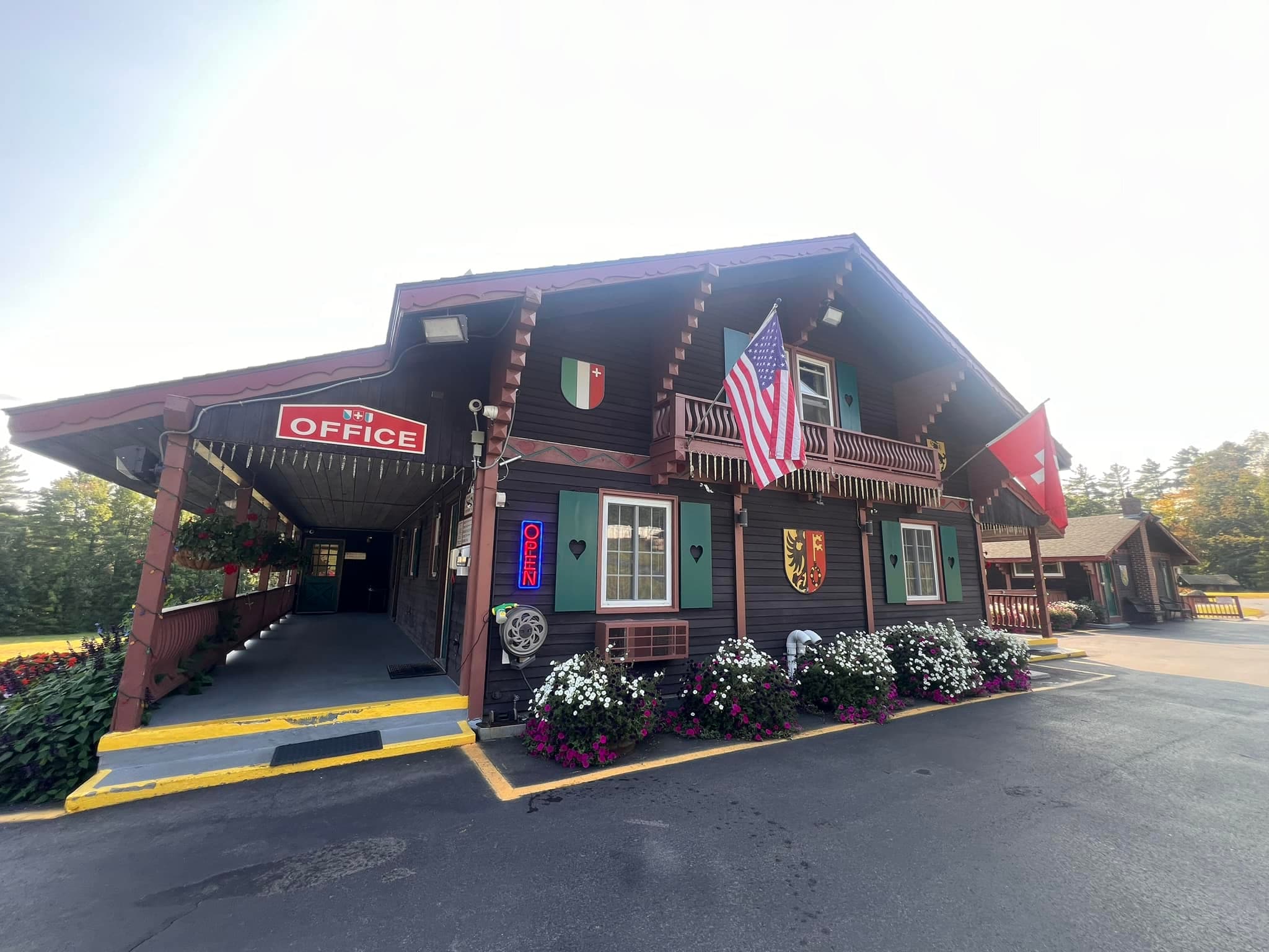 Swiss Chalets Village Inn